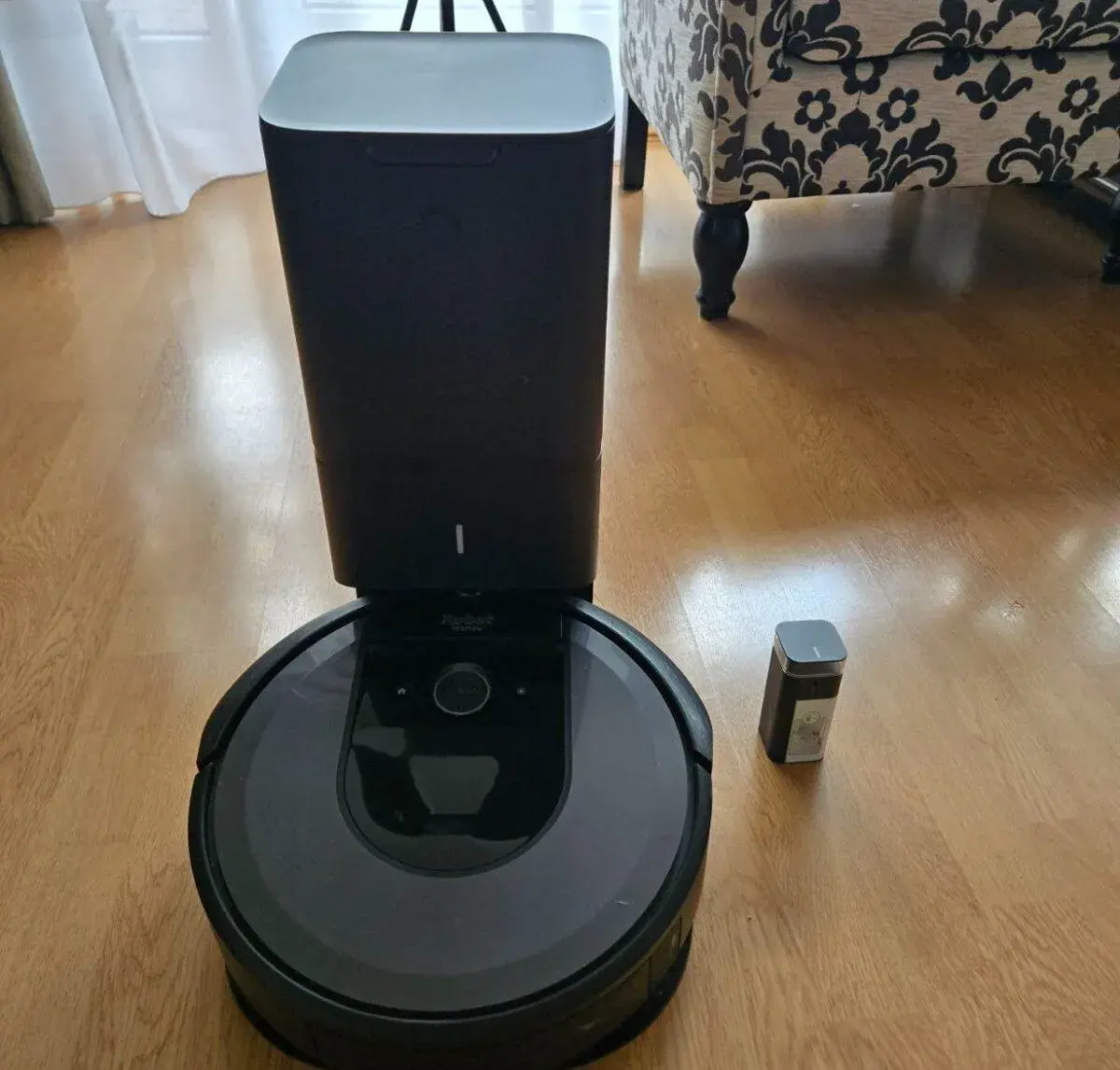 Robotický vysavač iRobot Roomba i7+ Clean Base
