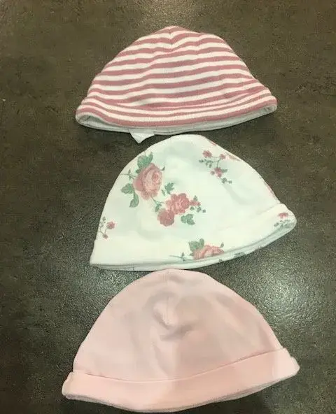 3 dívčí čepičky zn. FF, vel. 3-6 m