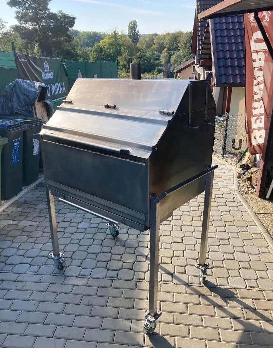 Nerezový gril na jehle s motorem a bočním topeništěm