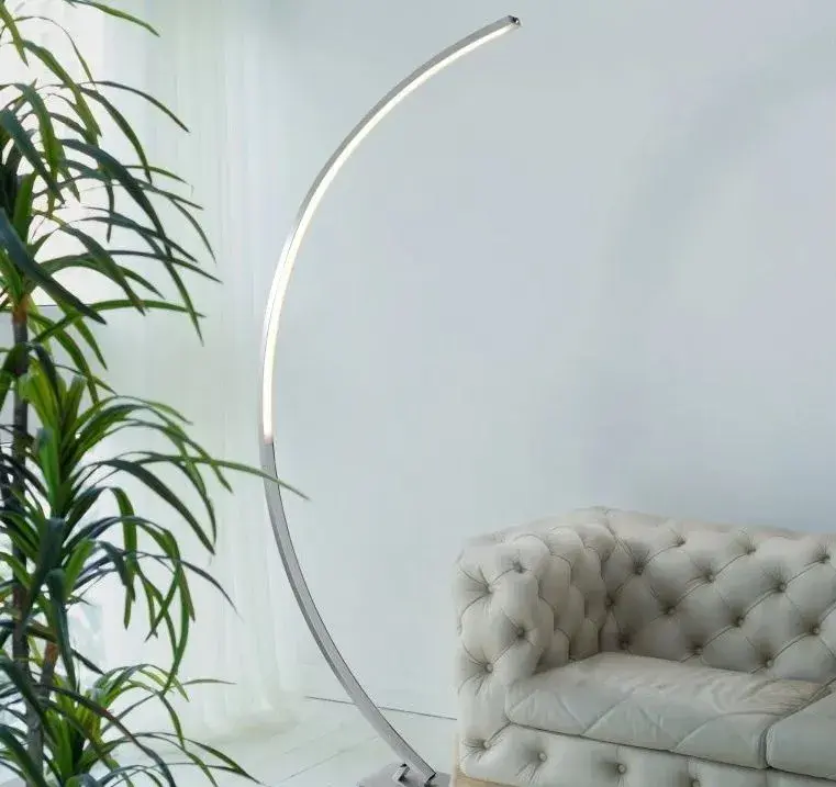 Stojací LED – obloukovou lampu