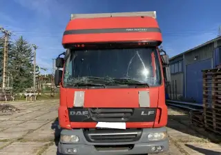 Havarovaný Daf Daf Lf 45.220, R.V. 2008,třístraná shrnovačka