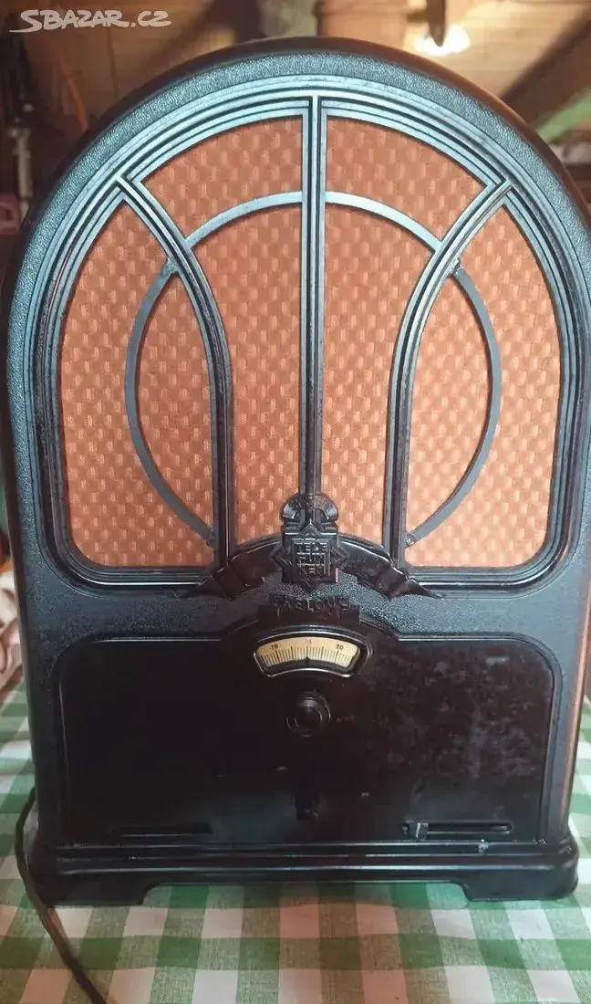 Staré funkční rádio Telefunken 270 po opravně u odborníka.
