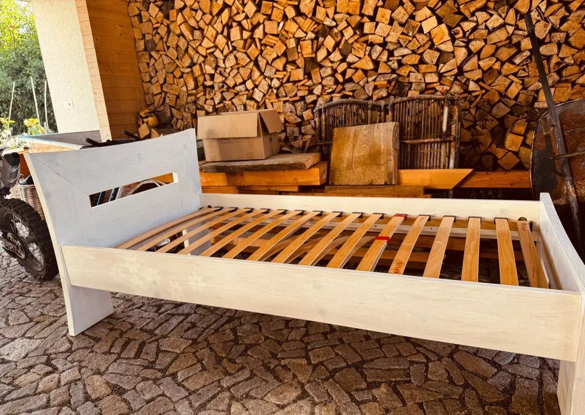 Masivní bílá postel 100cm