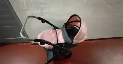 Kočárek pro panenky