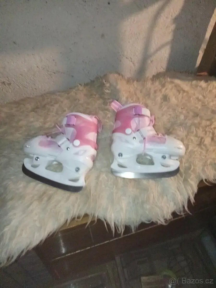 Houpačku a brusle a pytel botu