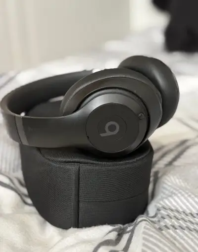 Beats Studio Pro, černá, s pouzdrem