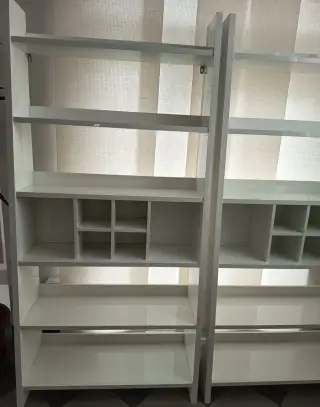 BÍLÁ LESKLÁ MOHUTNĚJŠÍ POLICE (KNIHOVNA ČI NA PRODUKTY)