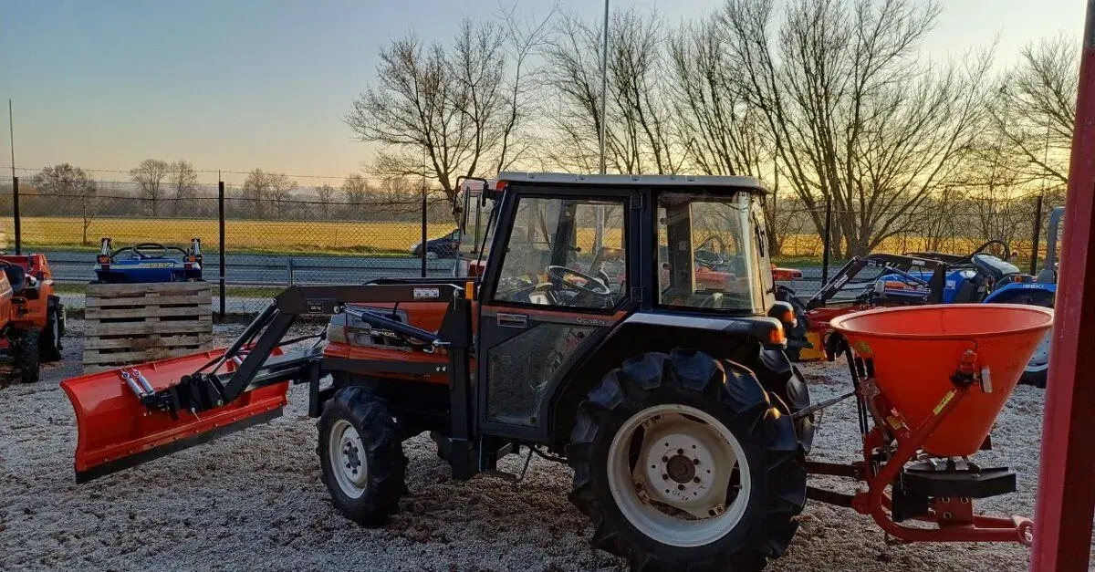 malotraktor Kubota GL29 s kabinou a nakladačem