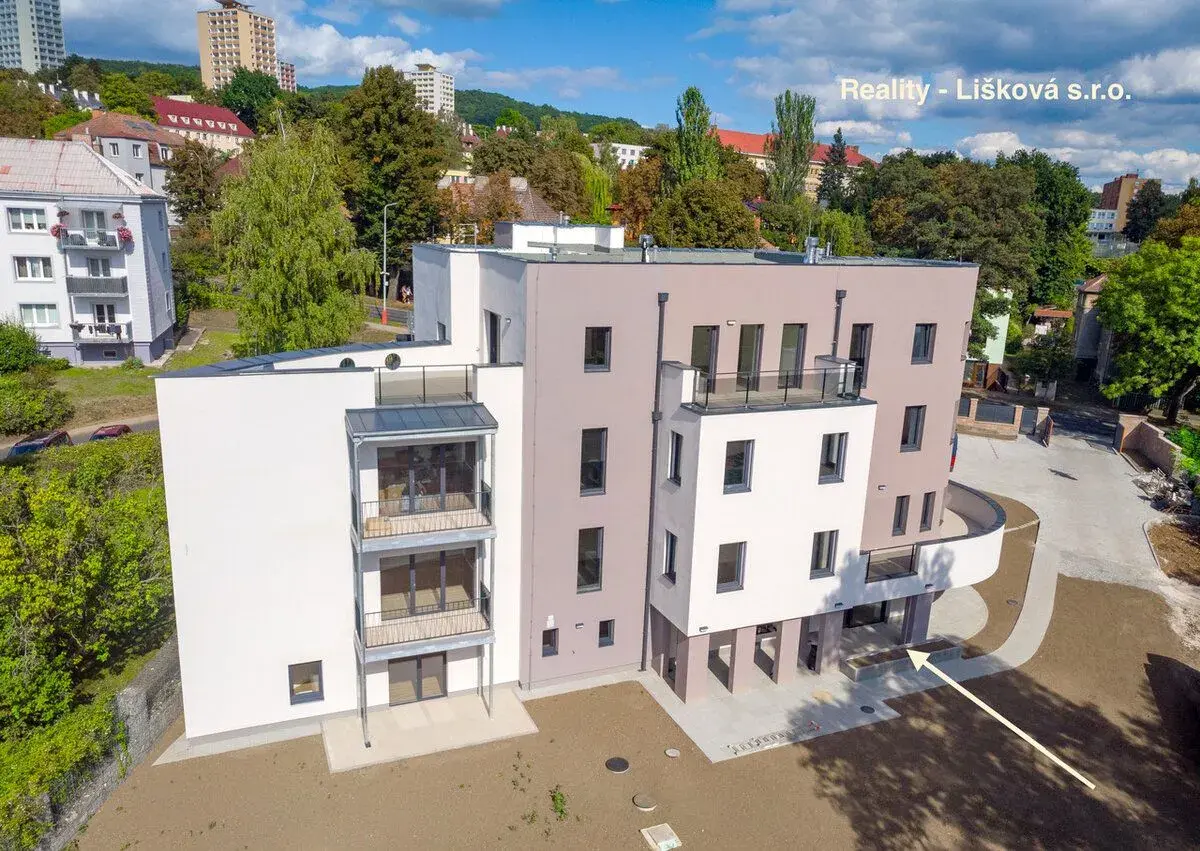 Pronájem luxusně zrekonstruovaného Atelieru 1kk ve vile Anna