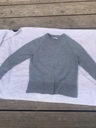 Šedý vlněný svetr velikost s
