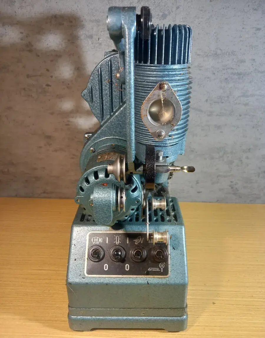 Historická 16mm promítačka Meopta OP 16 - nefunkční