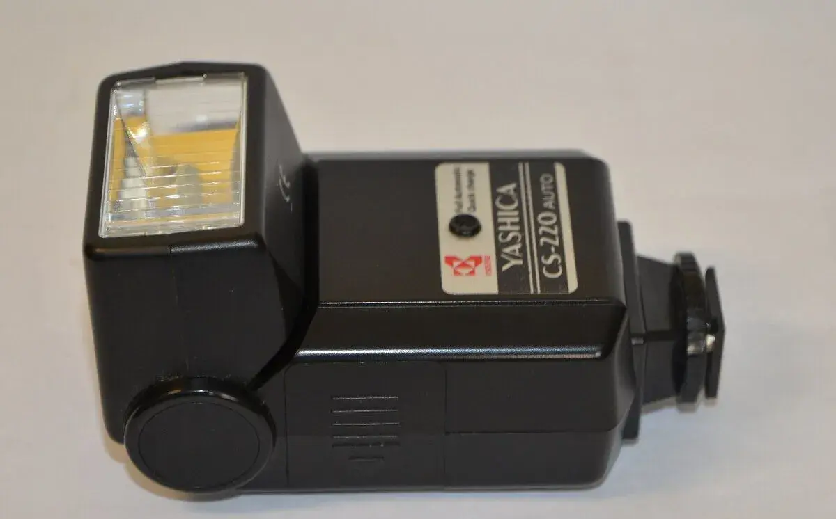 Blesk Yashica CS-220