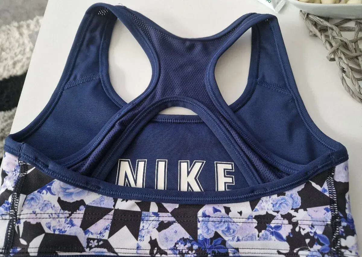 Zánovní dívčí podprsenka NIKE 7-8 let, PC:799Kč