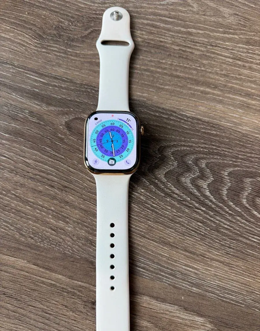 Apple Watch 11 46 mm Cellular titan, sportovní řemínek S/M