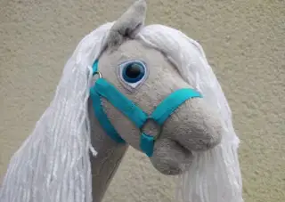 Hobby horse s modrýma očima
