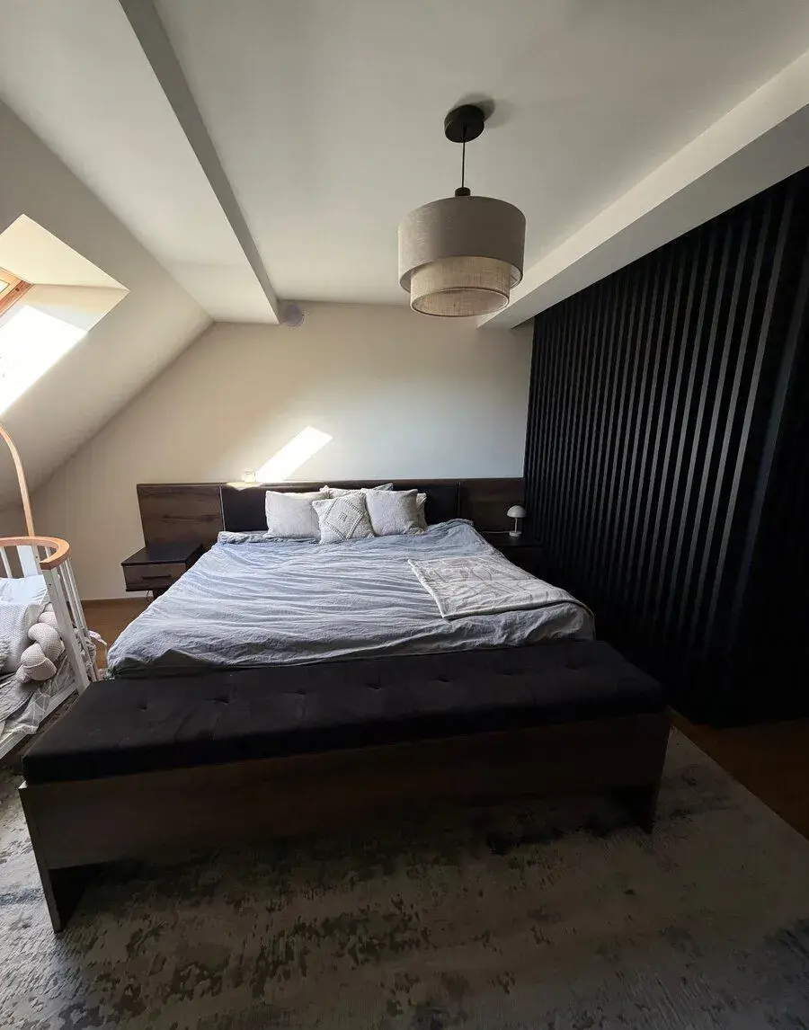 Postel s nočními stolky a lavicí k posteli a rošty