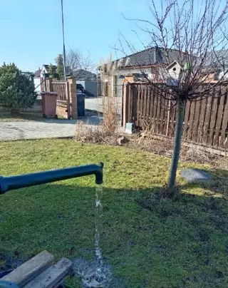 Historická ruční pumpa na vodu funkční -