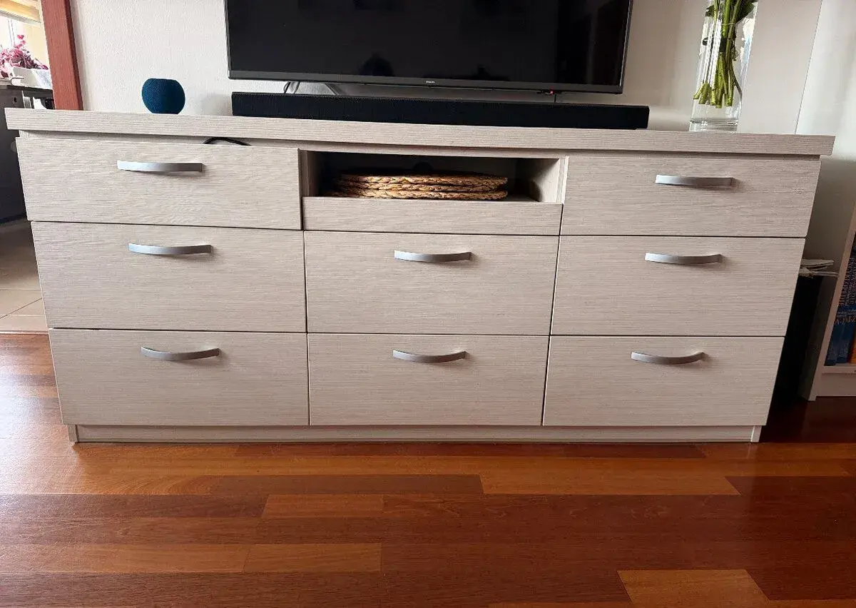 Komoda pod televizi i jinam