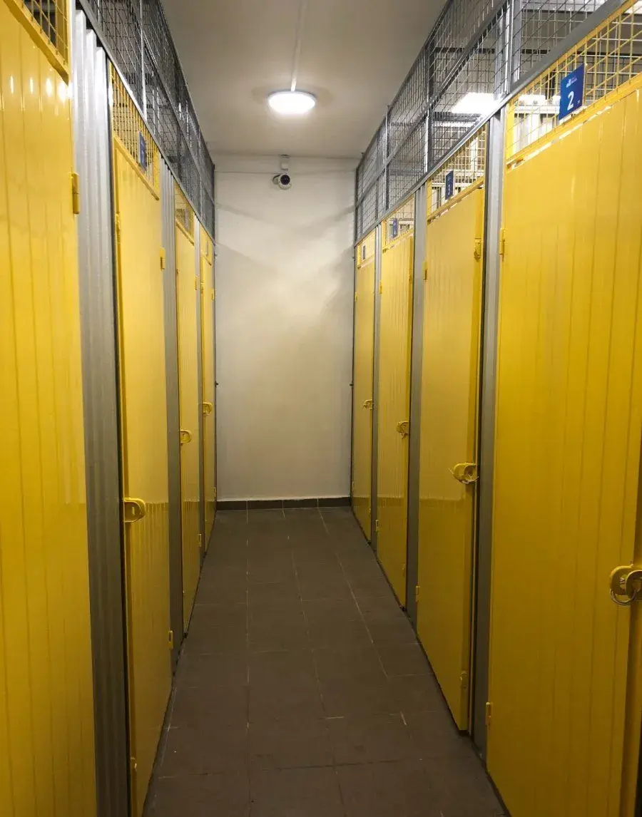 Pronajmu skladovou kójí v centru města ZDARMA regál