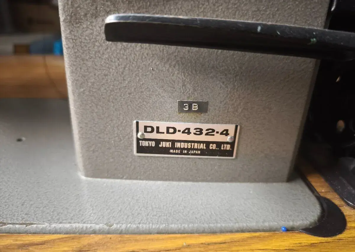 Průmyslový šicí stroj JUKI DLD-432-4