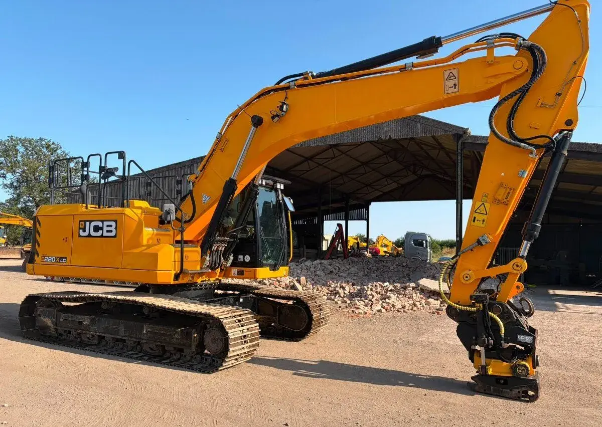 Pásový bagr JCB 220X L, r.v. 2021, 5879 mth, ROTOTILT