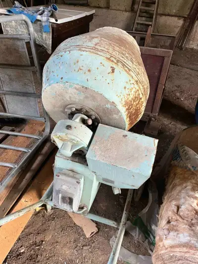 Starší funkční míchačku na beton.