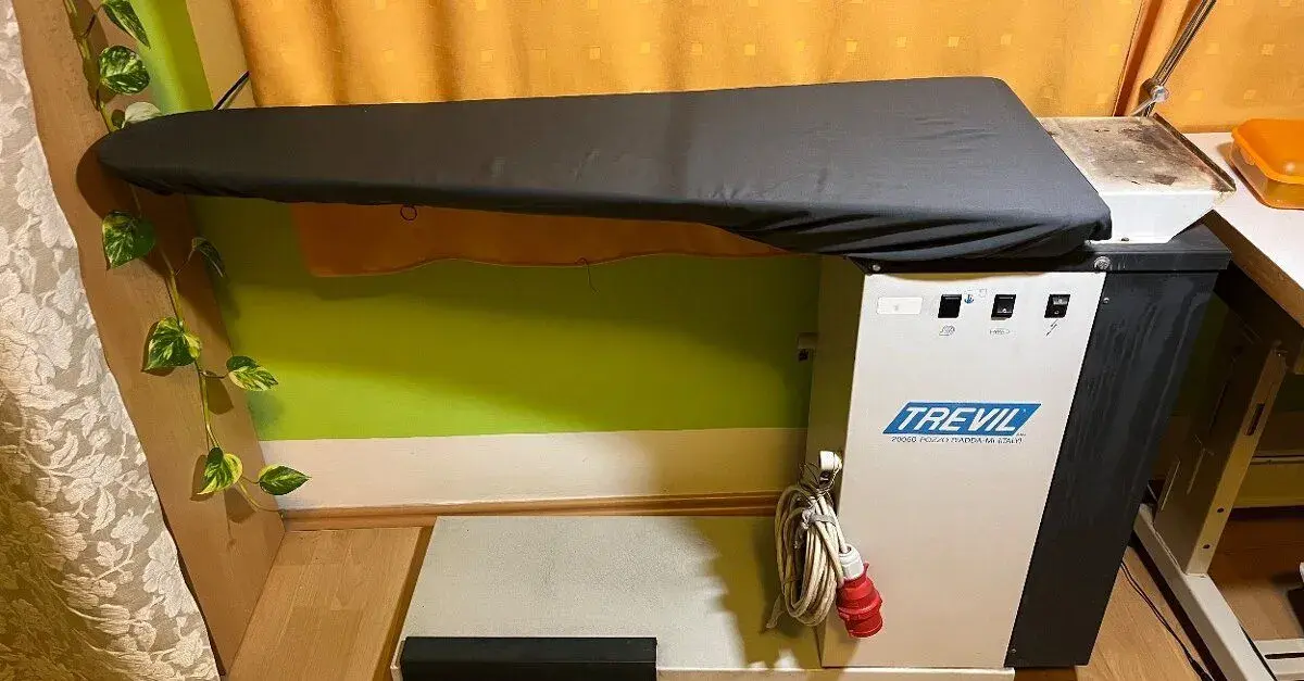 Průmyslové žehlící prkno, parní generátor a parní žehlička