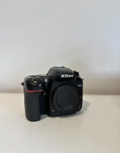 Nikon D7500 – tělo + příslušenství, pěkný stav