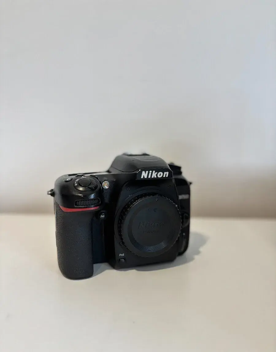 Nikon D7500 – tělo + příslušenství, pěkný stav