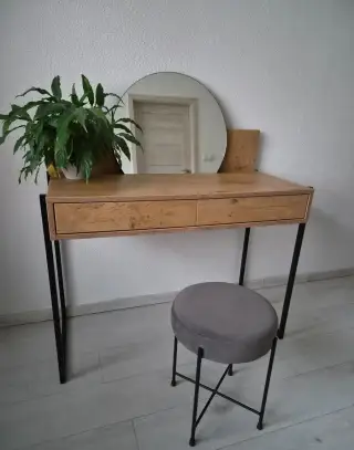 Toaletní stolek s taburetkou