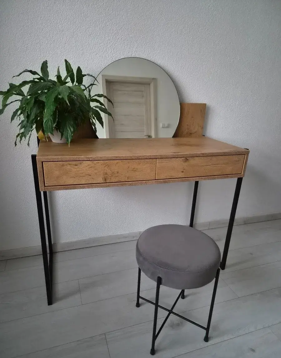 Toaletní stolek s taburetkou