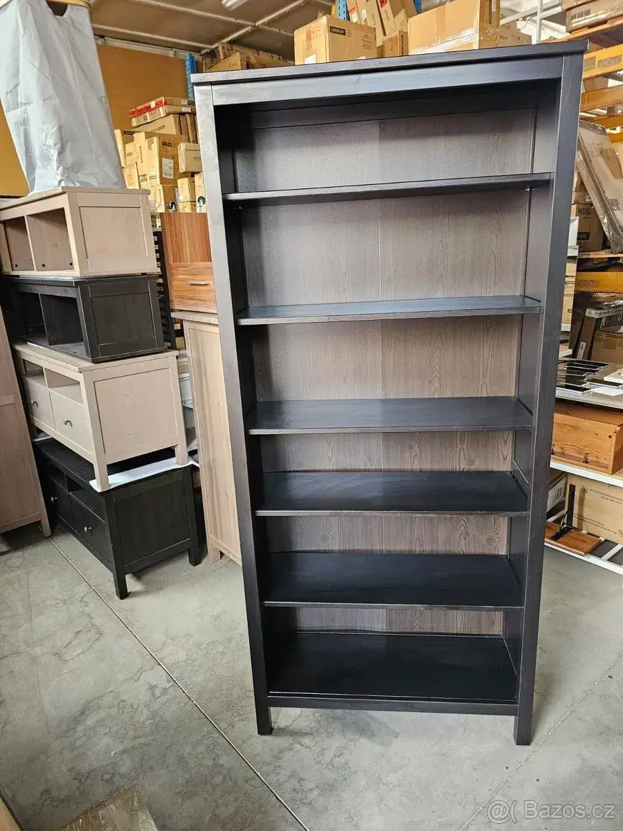KNIHOVNA IKEA HEMNES.
