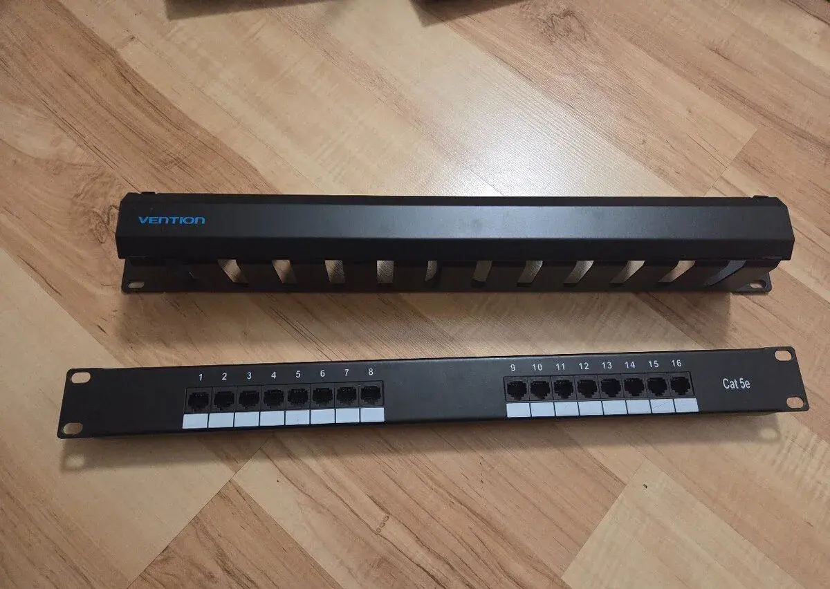 CAT5e patch panel + cable manager