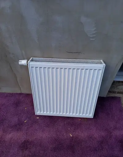 Radiátor Korado typ 22 a litinovy radiátor 10 clanku