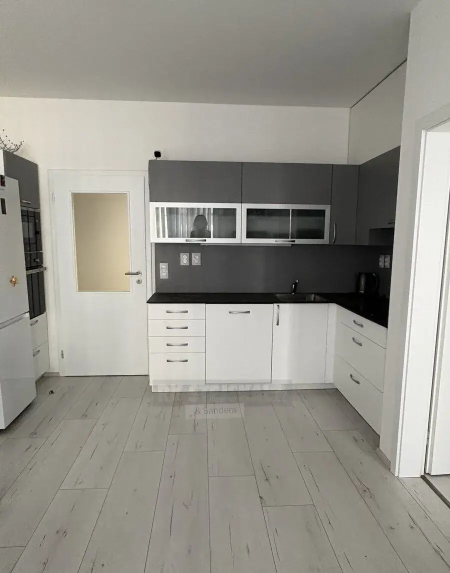 Pronájem moderního bytu 3+kk s balkonem a parkovacím stáním