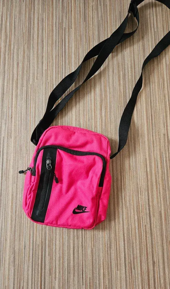 Crossbody taštička NIKE malinově růžová