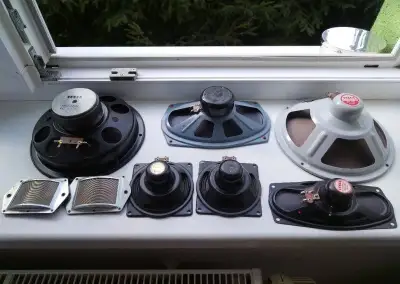 Za odvoz reproduktory Tesla. Třeba pro mladého radioamatera