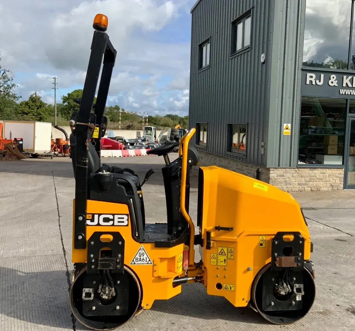 Zánovní vibrační válec JCB CT160-80