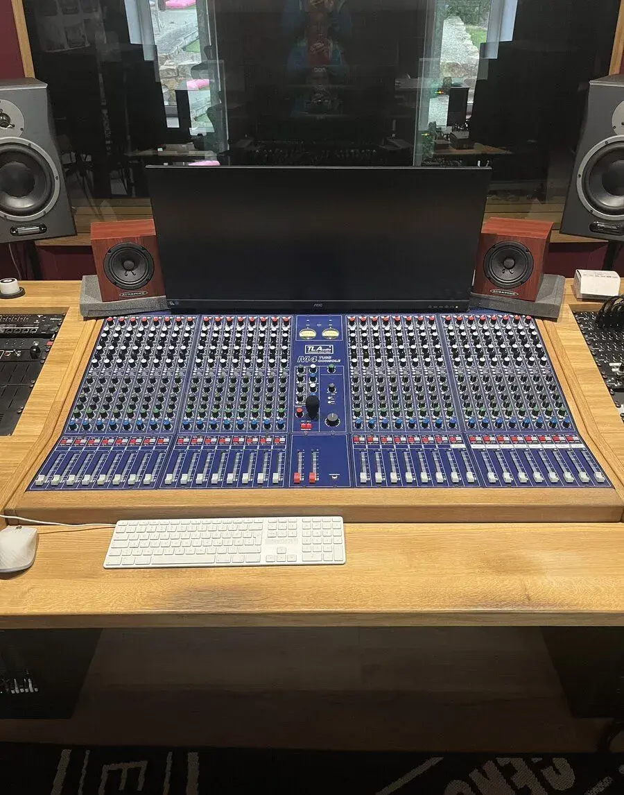 TL Audio M4 – 32kanálový lampový mixážní pult