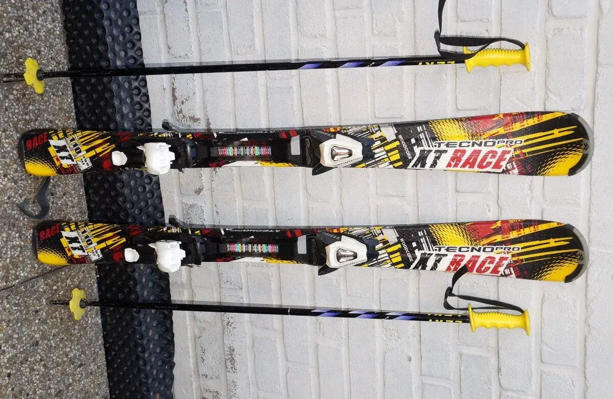 Carvingové dětské lyže 110 cm TecnoPro + hůlky, málo jeté.