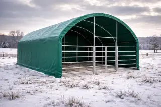 Přístřešek pro zvířata 8 × 8 × 4 m – plachtový