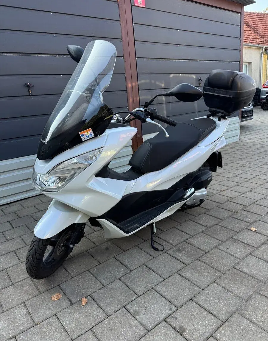 Honda PCX 125 – Bílá perleť, jen 21 tis. km, originál kufr