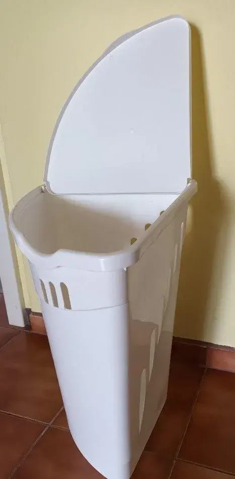 Rohový koš na prádlo