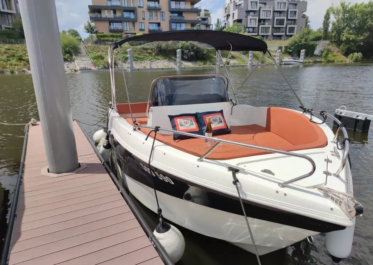 Loď Barracuda 545 + motor Suzuki 140 HP + TPV Trailers
