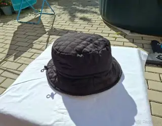 Černý zateplený klobouk CYS