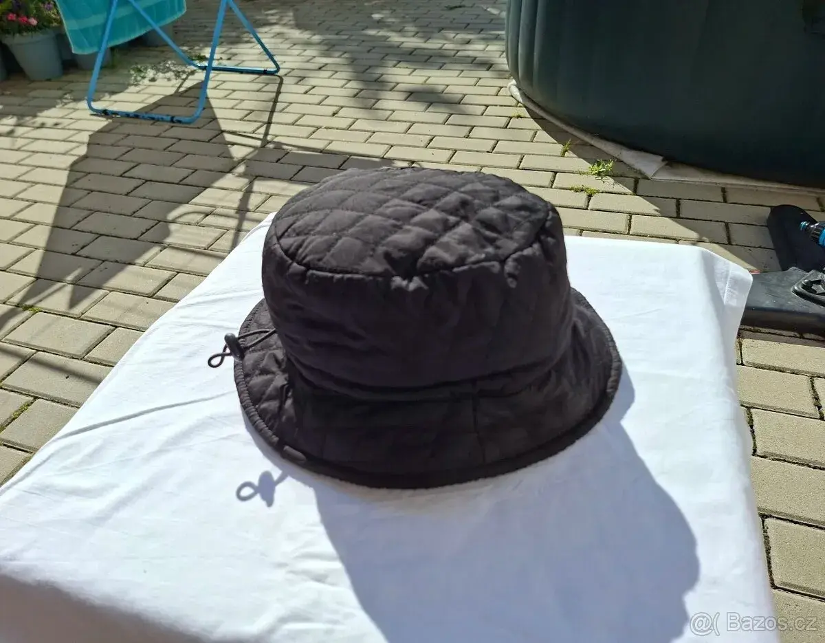 Černý zateplený klobouk CYS