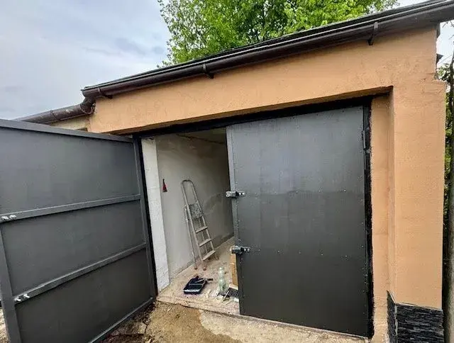 PRODEJ GARÁŽE 18 m² – OBRNICE | PO CELKOVÉ REKONSTRUKCI
