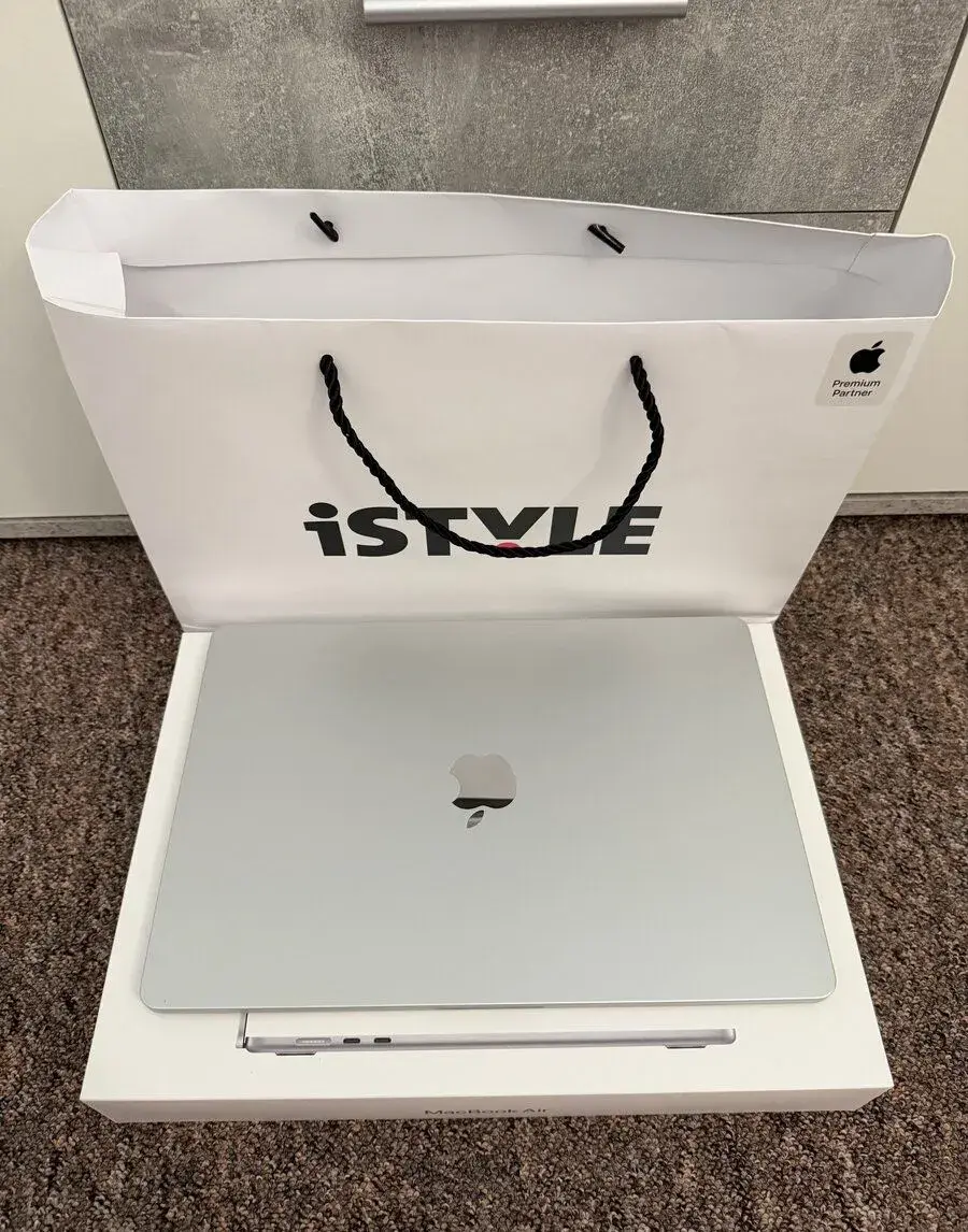 Macbook Air 15 M5 24/512 CZ. Zaruka. STAV NOVEHO -