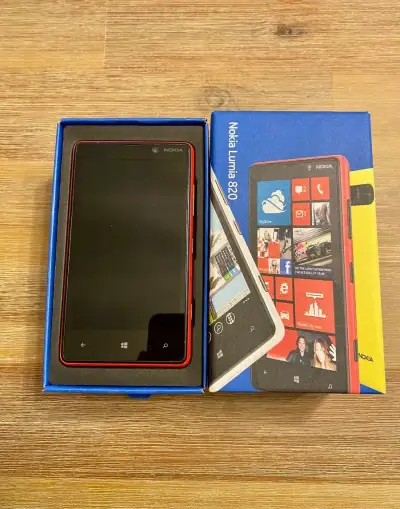 Dotykový smartphone Nokia Lumia 820 červený