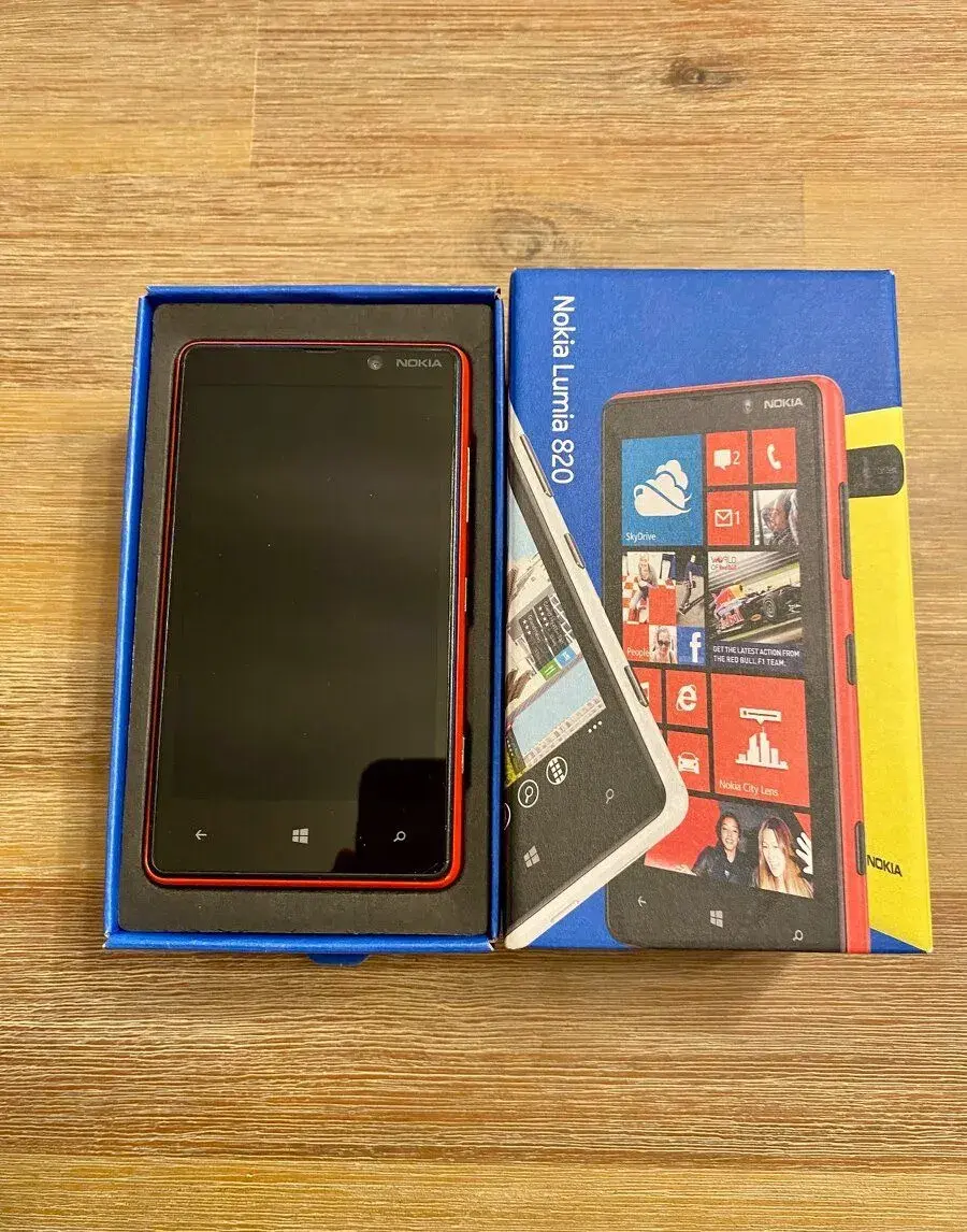 Dotykový smartphone Nokia Lumia 820 červený